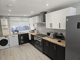 Friendly Retreat at Windermere Way Upto 6 Guests