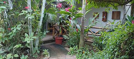 HOTEL CAFE MADAME PUERTO LOPEZ