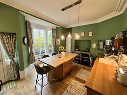 Buxton Bliss - Spacious 5 Bedroom House