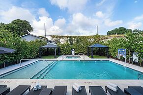 Lux Retreat By Renzzi