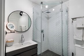 Lux Retreat By Renzzi