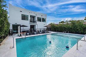 Lux Retreat By Renzzi