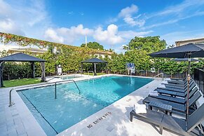 Lux Retreat By Renzzi