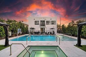 Lux Retreat By Renzzi