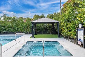 Lux Retreat By Renzzi