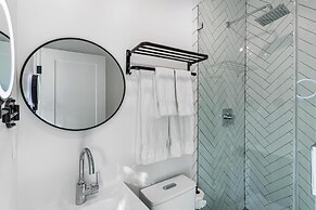 Lux Retreat By Renzzi