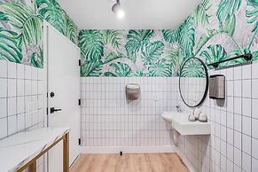 Lux Retreat By Renzzi