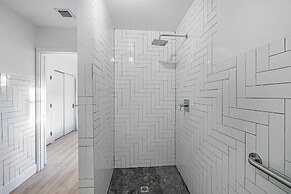 Lux Retreat By Renzzi