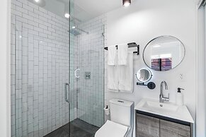 Lux Retreat By Renzzi