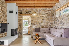 Villa Nala With Pool by Matala