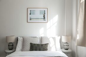 Beautifully Presented Centrally Located Studio apt