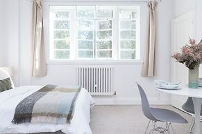 Beautifully Presented Centrally Located Studio apt