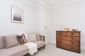 Beautifully Presented Centrally Located Studio apt