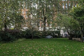 Beautifully Presented Centrally Located Studio apt