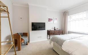 Spacious 4 Bedroom House Sleeps 8