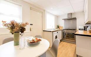 Spacious 4 Bedroom House Sleeps 8