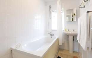 Spacious 4 Bedroom House Sleeps 8