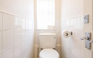 Spacious 4 Bedroom House Sleeps 8