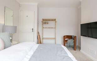 Spacious 4 Bedroom House Sleeps 8