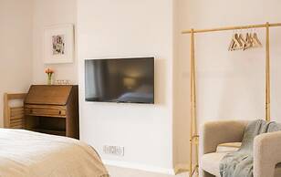 Spacious 4 Bedroom House Sleeps 8