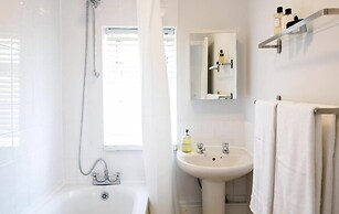 Spacious 4 Bedroom House Sleeps 8