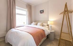 Spacious 4 Bedroom House Sleeps 8