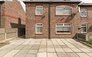 Spacious 4 Bedroom House Sleeps 8