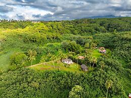 Coconut Hut 2 Bedroom Home by RedAwning