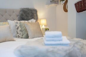 Central Apartment with Patio - Sofa Bed