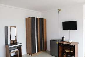 Cafe Nana Hotel & Bar