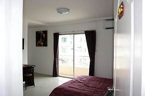 Cafe Nana Hotel & Bar