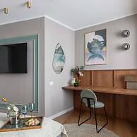 Holt s Sublime Minty Fresh 1BR on the Park