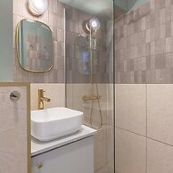 Holt s Sublime Minty Fresh 1BR on the Park