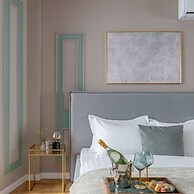 Holt s Sublime Minty Fresh 1BR on the Park