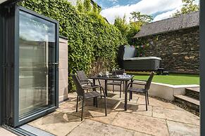 Rosemount Lake District Townhouse With Hot Tub