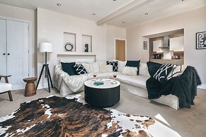 Rosemount Lake District Townhouse With Hot Tub