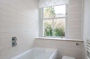 Central Quiet 2 Bedroom Townhouse With Office