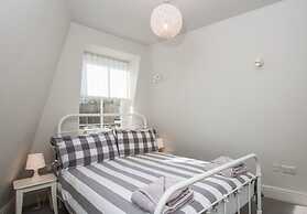 Central Quiet 2 Bedroom Townhouse With Office