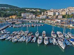 B&B MARINA SLEEP AND SHIP