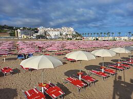 B&B MARINA SLEEP AND SHIP