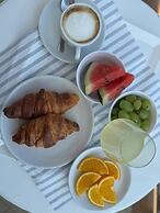 B&B MARINA SLEEP AND SHIP