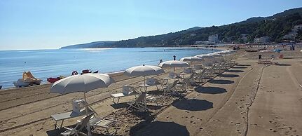 B&B MARINA SLEEP AND SHIP