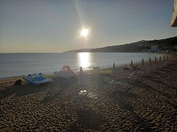 B&B MARINA SLEEP AND SHIP