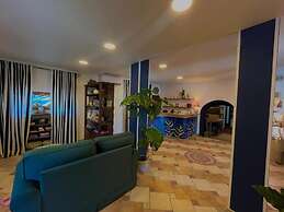 B&B MARINA SLEEP AND SHIP