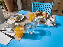 B&B MARINA SLEEP AND SHIP