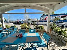 B&B MARINA SLEEP AND SHIP