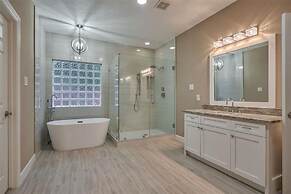 ELUX with heated pool spa