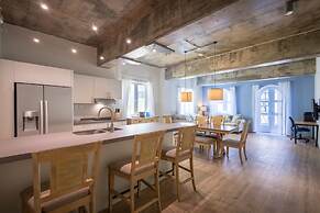 Grand Urban Elegance - City Center Luxury