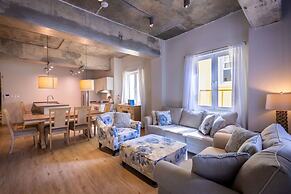 Grand Urban Elegance - City Center Luxury