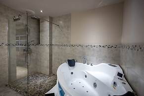 Grand Urban Elegance - City Center Luxury